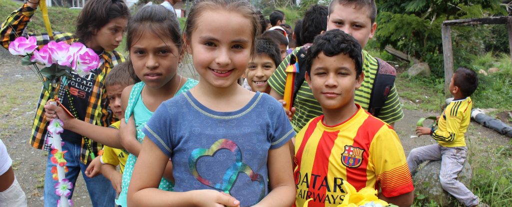 Colombie : des enfants construisent la paix avec d’anciens FARC et paramilitaires