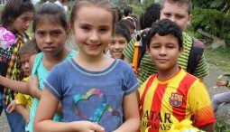 Colombie : des enfants construisent la paix avec d’anciens FARC et paramilitaires