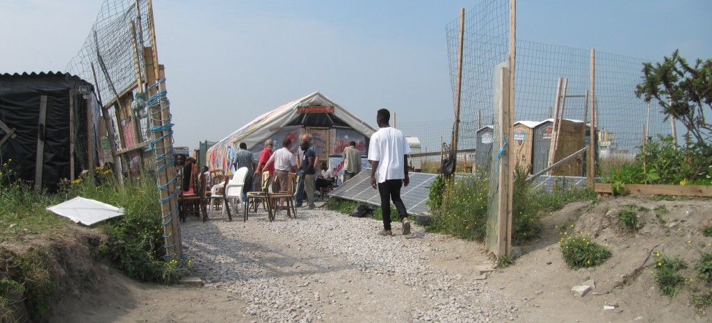 Un été à l'école dans le camp de Calais Un été à l'école dans le camp de Calais