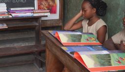Bénin : des coins lecture pour favoriser l’apprentissage