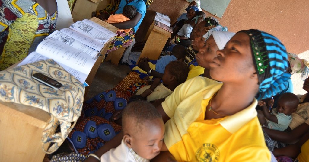 Burkina Faso : prendre en charge des nourrissons afin de faciliter l’alphabétisation de leurs mères 