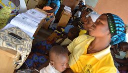 Burkina Faso : prendre en charge des nourrissons afin de faciliter l’alphabétisation de leurs mères 