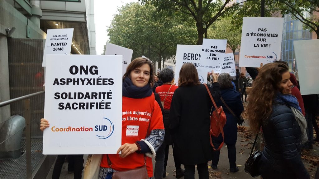 Budget de la solidarité internationale :  asphyxiées, les ONG disent stop aux coupes !