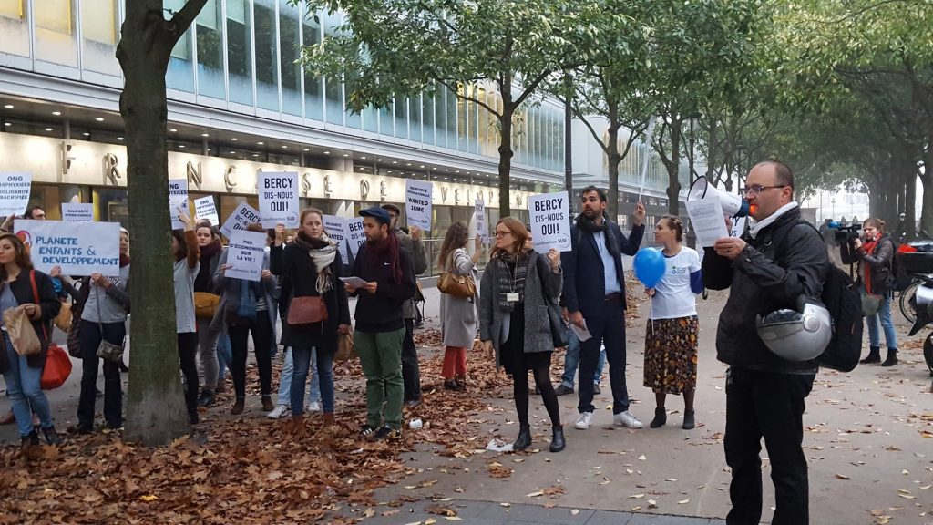 Budget de la solidarité internationale :  asphyxiées, les ONG disent stop aux coupes !