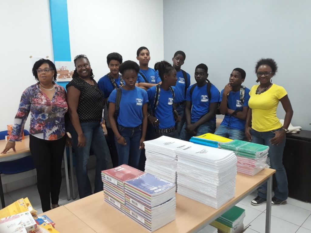 Les élèves de classe ULIS confectionnent les kits scolaires pour Saint-Martin