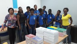 Les élèves de classe ULIS confectionnent les kits scolaires pour Saint-Martin