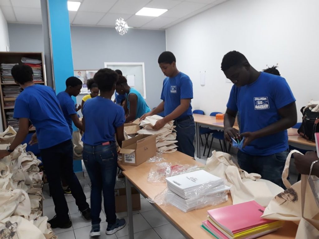 Les élèves de classe ULIS confectionnent les kits scolaires pour Saint-Martin