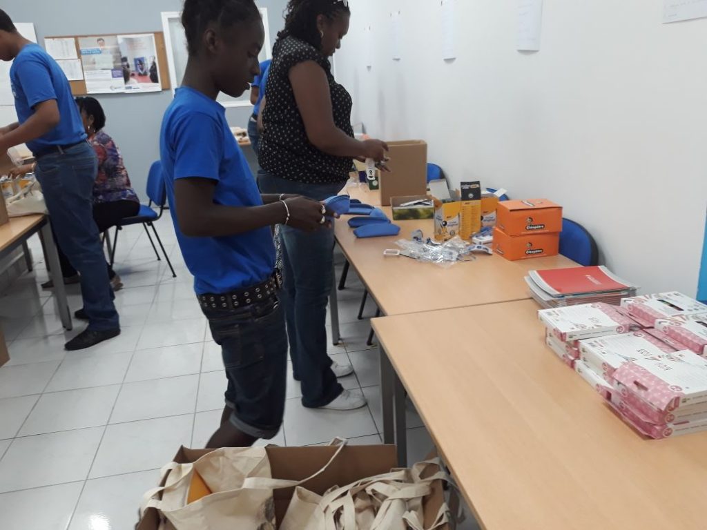 Les élèves de classe ULIS confectionnent les kits scolaires pour Saint-Martin