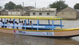 Bénin : une cyberpirogue solaire au service du numérique