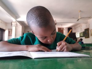 Ces enfants alphabétisés dans une langue qu’ils ne connaissent pas