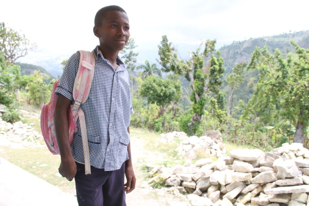 En Haïti, James attend sa rentrée scolaire En Haïti, James attend sa rentrée scolaire