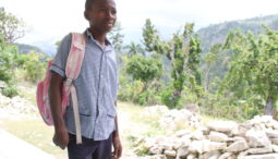 En Haïti, James attend sa rentrée scolaire