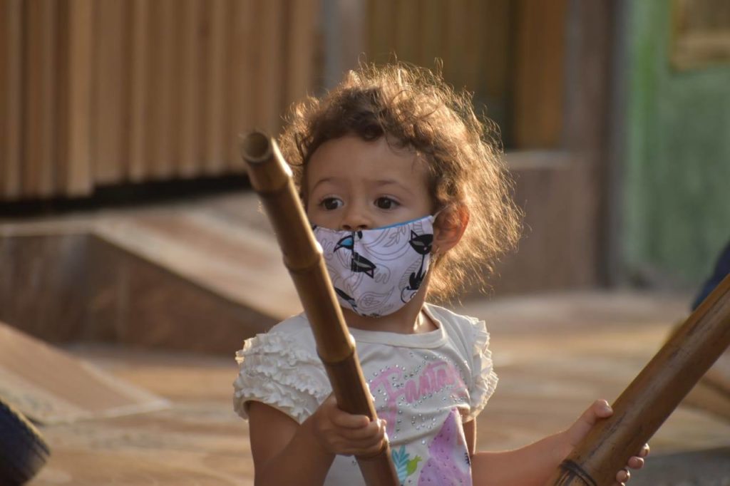Niña tocando Colombie : protéger les enfants, malgré le confinement