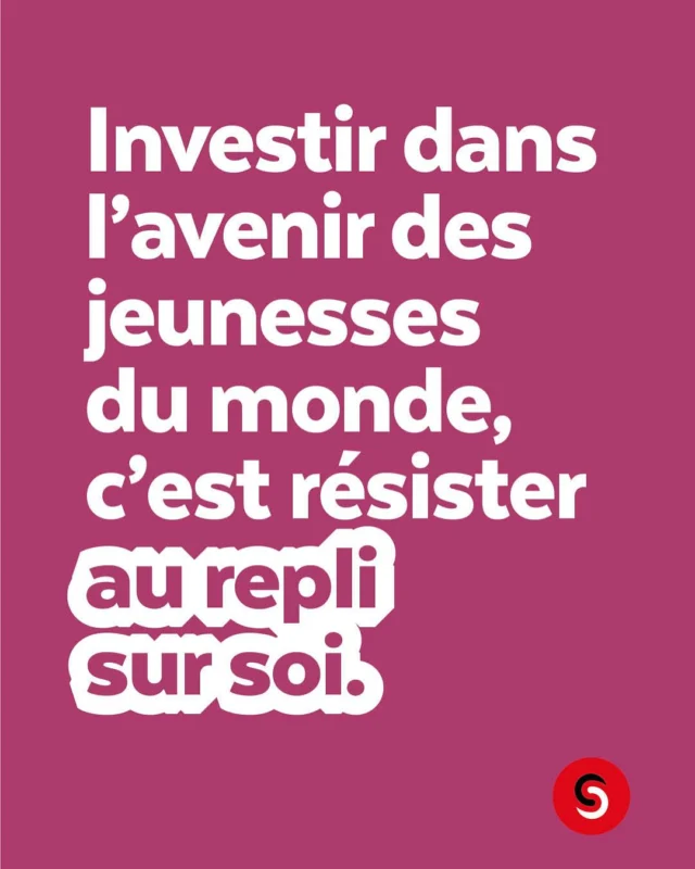 Non au repli sur soi ! ✊
 
Derrière les 2 milliards d’euros d’aide publique française coupés en 2025, il y a des citoyen.ne.s, des parcours de vie, des jeunes que l’on ne peut abandonner. Et derrière ces jeunes, il y a des compétences, des carrières à construire, de futures entreprises sociales et solidaires.
 
Il n’y a pas à choisir entre la lutte contre l’extrême pauvreté et le changement climatique, entre les droits des femmes et le droit à l’éducation de qualité ou à un emploi décent. Aucun de nos défis globaux ne disparaîtra en renforçant nos frontières ou en adoptant une politique de priorité nationale.
 
En 5 ans, nous avons déjà accompagné plus de 25 000 jeunes au Bénin, au Burkina Faso, en Côte d’Ivoire, en Guinée et au Sénégal, dans le cadre de notre programme “Compétences pour demain”.
 
Alors, nous ne renoncerons pas !
Nous continuerons à revendiquer l’impact de nos activités pour les jeunesses du monde !
 
Lien de notre article en 👉 bio